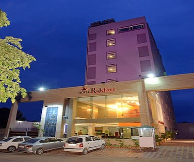 https://imgcld.yatra.com/ytimages/image/upload/t_hotel_yatra_city_desktop/v1441623400/Domestic Hotels/Hotels_Chandigarh/Hotel Rajshree/Overview.jpg